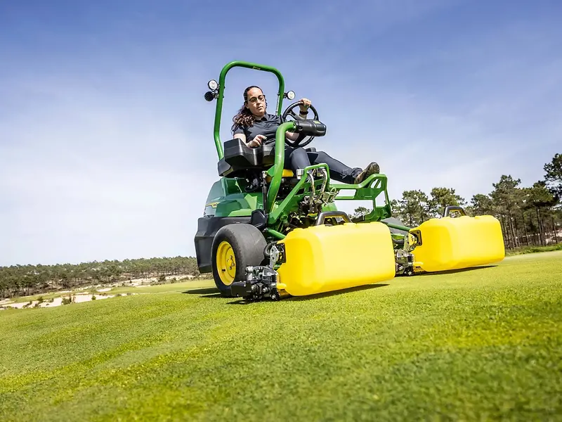 2750 E-Cut™ Riding Triplex Mower | John Deere IE